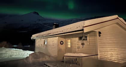 🌌 Opplev Nord-Norge – nordlys, fjell og ro i vakre Beisfjord.