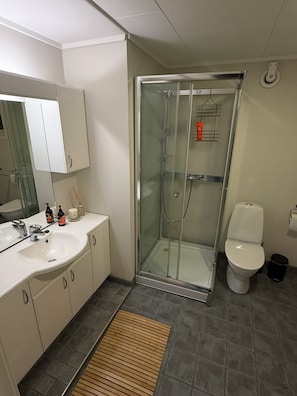 Shower, hair dryer, towels, soap - 🌌 Opplev Nord-Norge – nordlys, fjell og ro i vakre Beisfjord. (Nordland)