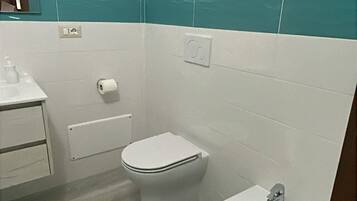 Doccia, asciugacapelli, bidet, asciugamani