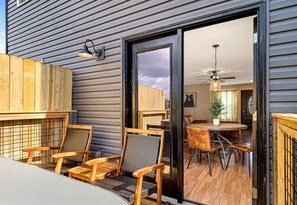Outdoor dining - Charming Family Retreat with Hot Tub near Dollywood in Sevierville, Tennessee (Sevierville)
