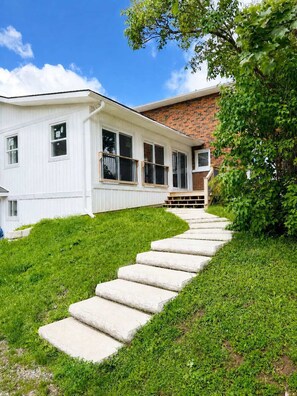 Exterior - Northern Nest Studio with Patio and BBQ (Markdale)