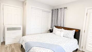 Desk, iron/ironing board, WiFi, bed sheets