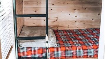 1 bedroom, bed sheets