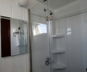Handtücher, Seife, Shampoo, Toilettenpapier