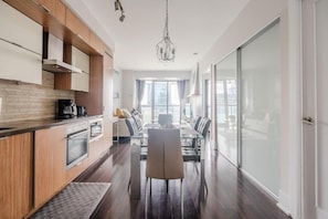 Luxury-Apartment, Balkon, Stadtblick | Eigene Küche