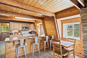 Wasserkocher mit Kaffee-/Teezubehör, Kühlschrank, Mikrowelle, Ofen
