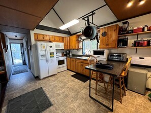 Coffee/tea maker, fridge, microwave, oven - Comfortable Cottage Perfect for Families near Yellowstone, Idaho (Island Park)