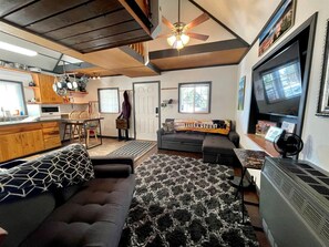 TV - Comfortable Cottage Perfect for Families near Yellowstone, Idaho (Island Park)