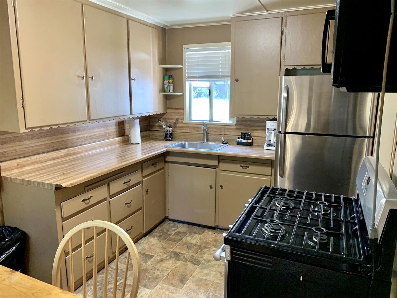 Fridge, oven, stovetop, coffee/tea maker