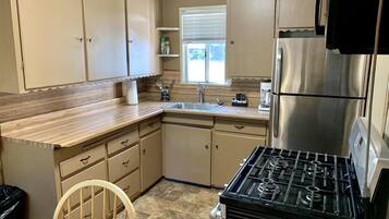 Fridge, oven, stovetop, coffee/tea maker