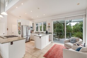 Fridge, oven, coffee/tea maker, electric kettle - The Grove on Alexander Valley (Healdsburg)