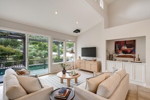 TV - The Grove on Alexander Valley (Healdsburg)