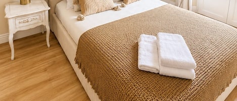 4 habitaciones, tabla de planchar con plancha y cuna de viaje