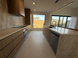 Wasserkocher mit Kaffee-/Teezubehör, Kühlschrank, Mikrowelle, Ofen