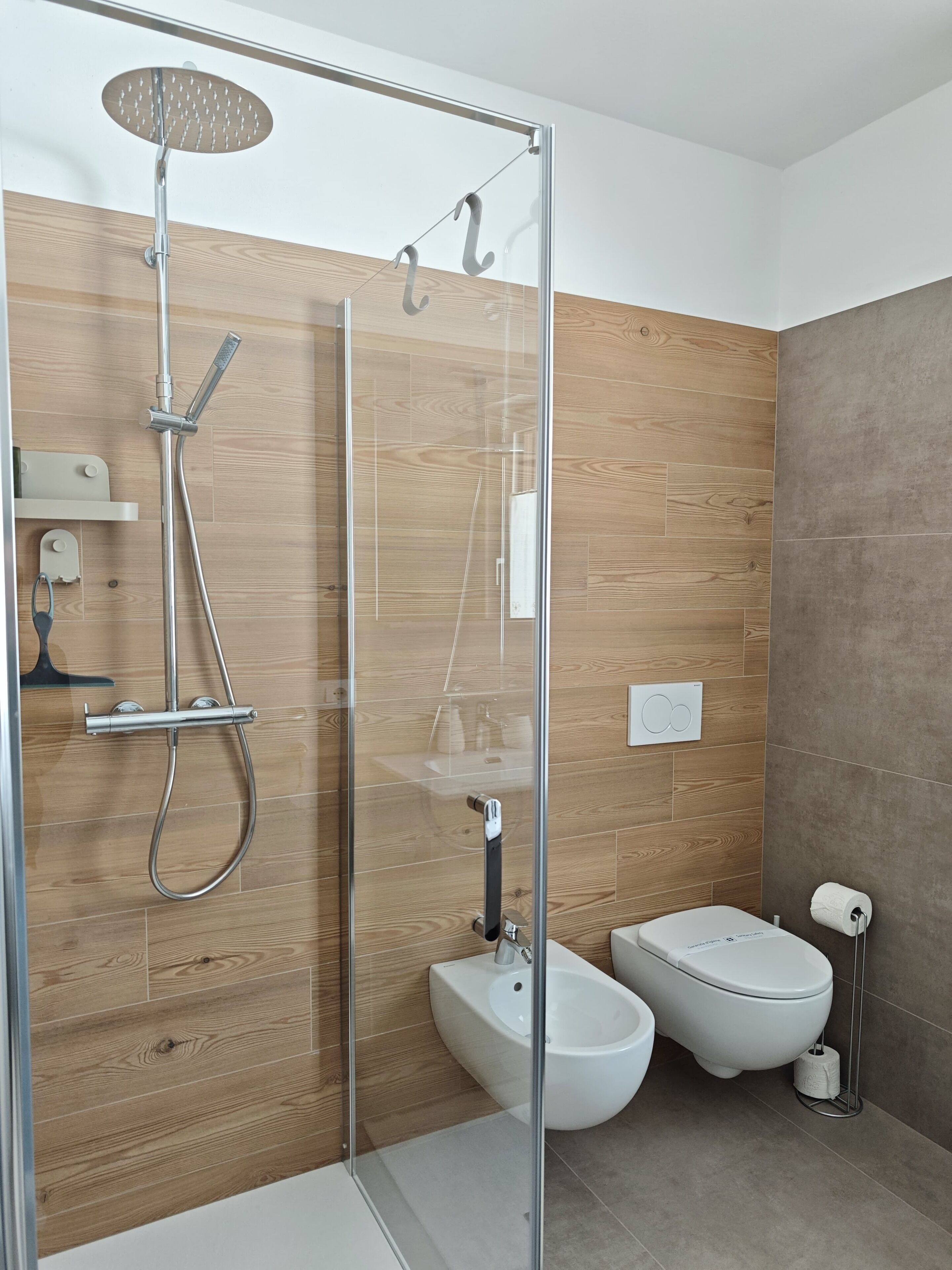 Dusche, Haartrockner, Bidet, Handtücher