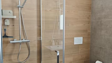 Dusche, Haartrockner, Bidet, Handtücher