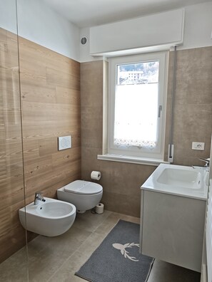 Bruser, hårtørrer, bidet, håndklæder