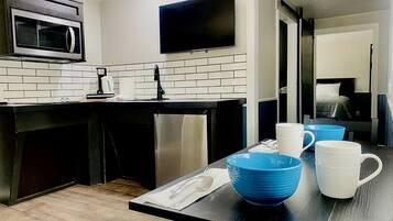 Cookware/dishes/utensils