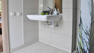 Dusche, Haartrockner, Handtücher, Seife