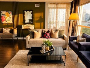Living area - Luxury 2BR Downtown Toronto Condo + FREE Parking | CN Tower, Rogers Cent (Toronto)