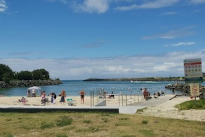Beach - One Bedroom Blue Horizon close to everything (Tuncurry)