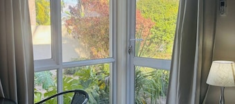Serene Air-conditioned Flatlet in Central Wellington