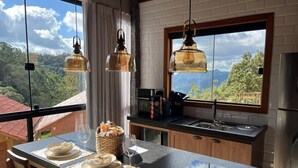 Una cocina con una isla grande, microondas y vistas a la montaña.