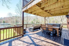 Outdoor dining - Cozy Lake Cabin with Hot-Tub in Topton, North Carolina (Topton)