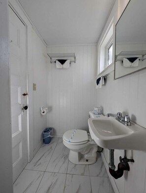 Handtücher, Seife, Shampoo, Toilettenpapier
