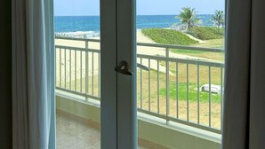 Un balcón con vista al mar y la playa.
