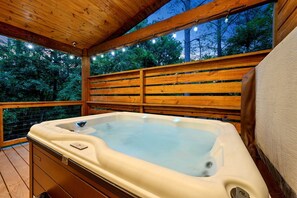 Outdoor spa tub - Charming Cabin Retreat with Modern Comforts near Broken Bow, Oklahoma (Broken Bow)