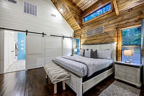 1 bedroom, iron/ironing board, WiFi, bed sheets - Charming Cabin Retreat with Modern Comforts near Broken Bow, Oklahoma (Broken Bow)