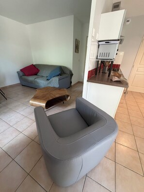 Living area - Beautiful apartment in Nîmes in a quiet neighborhood with a garden and garage (Nîmes)