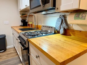 Wasserkocher mit Kaffee-/Teezubehör, Kühlschrank, Mikrowelle, Ofen