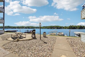 Outdoor dining - Loon Lodge - Lakefront at Lighthouse Cove (Wisconsin Dells)