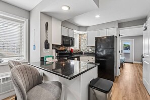 Réfrigérateur, four à micro-ondes, un four, surface de cuisson