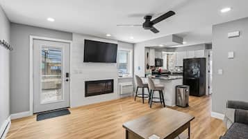 TV, fireplace