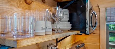 Cafetière/bouilloire, réfrigérateur, micro-ondes, four