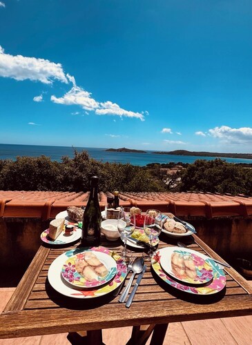 Breathtaking Ocean View, Beach Within Walking Distance (4 min), High-Speed Wi-Fi (Starlink)