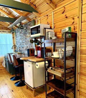 Cafetera y tetera, refrigerador, microondas y utensilios de cocina 