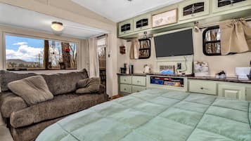 2 bedrooms, iron/ironing board, WiFi, bed sheets