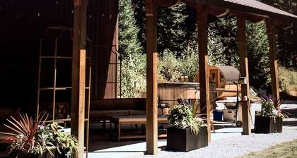 Boutique Glamping Retreat with Elevated Views and Serenity in Sandpoint, Idaho
