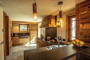 Coffee/tea maker, fridge, microwave, oven - Chalet Seventy One - Panoramic Villa Retreat (Paquier)