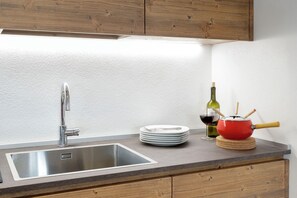Wasserkocher mit Kaffee-/Teezubehör, Kühlschrank, Ofen, Herdplatte