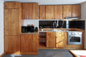 Wasserkocher mit Kaffee-/Teezubehör, Kühlschrank, Mikrowelle, Ofen