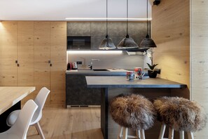 Wasserkocher mit Kaffee-/Teezubehör, Kühlschrank, Mikrowelle, Herdplatte
