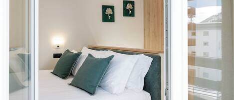 Tabla de planchar con plancha, wifi gratis y ropa de cama