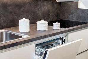 Wasserkocher mit Kaffee-/Teezubehör, Kühlschrank, Mikrowelle, Herdplatte