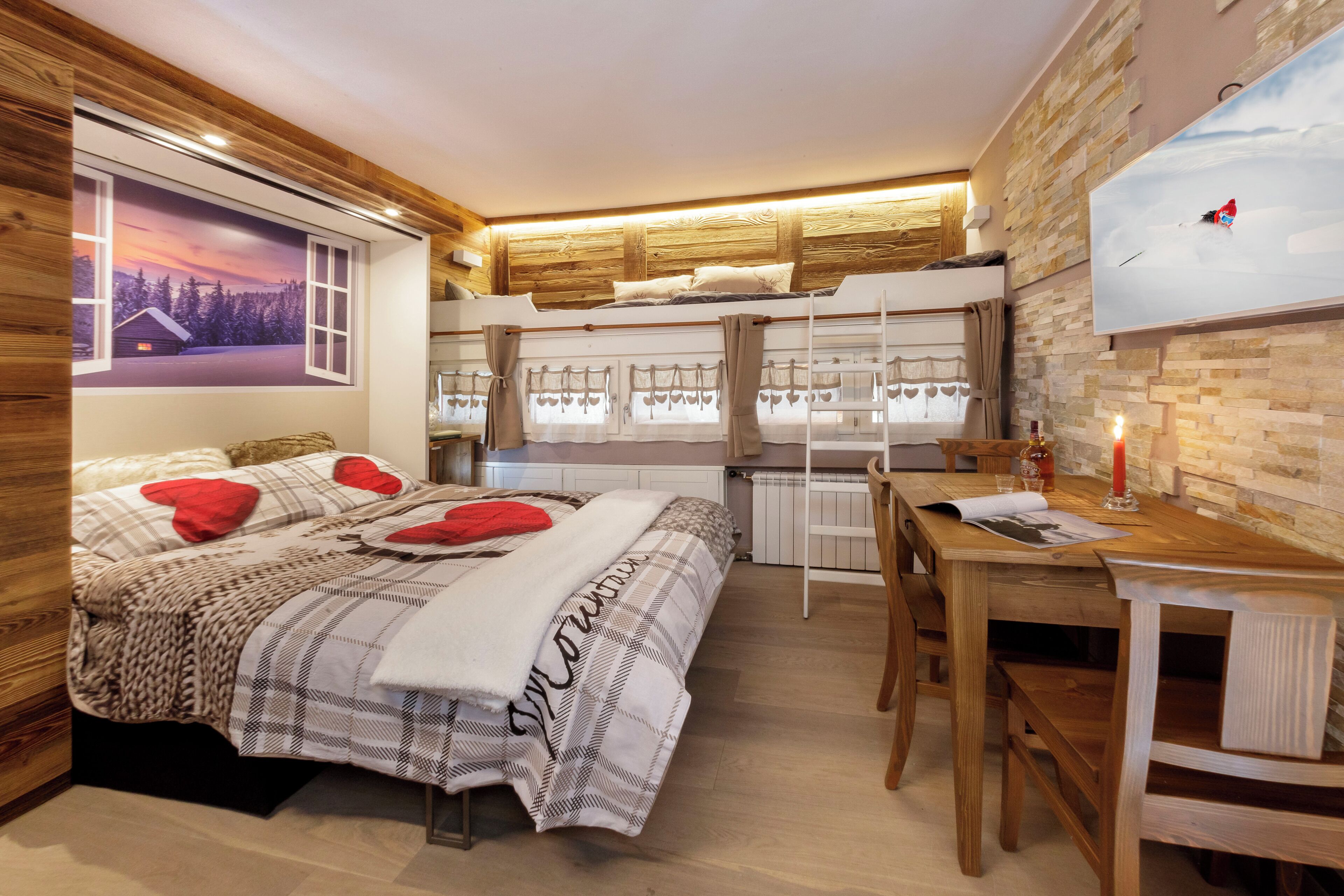 Une chambre confortable avec un lit, un bureau et un téléviseur.