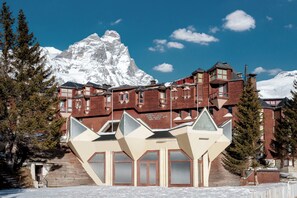 Un hôtel doté d’une architecture originale, avec plusieurs niveaux et une montagne imposante en toile de fond.